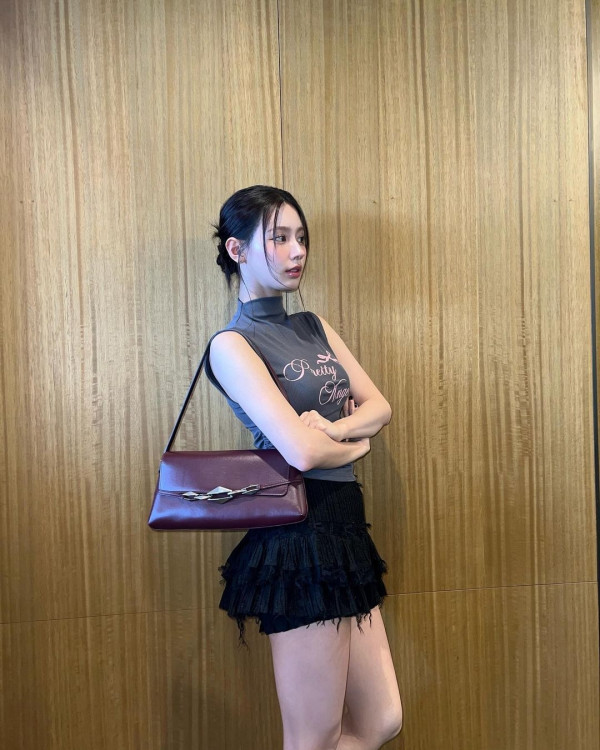 쪼그려앉은 검정초미니 아이들 미연