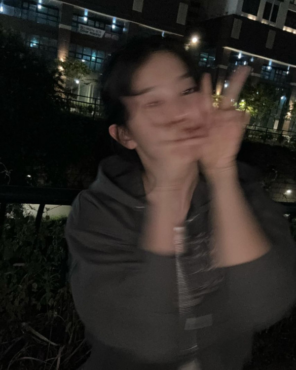 흰 끈나시 잘록한 허리배꼽 레드벨벳 슬기