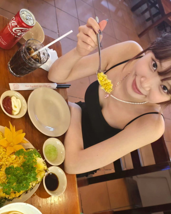 르세라핌 김채원 버버리 체크수영 몸매