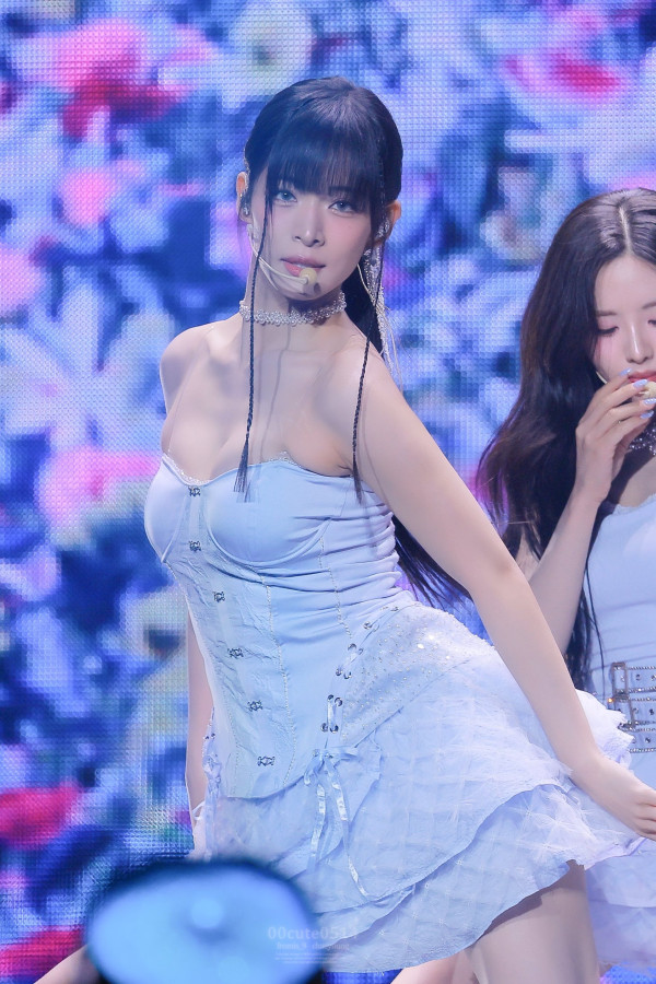 늘색 코르셋 의상 프로미스나인 이채영