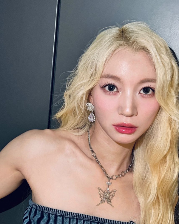 오마이걸 유아 유빈 오프숄더