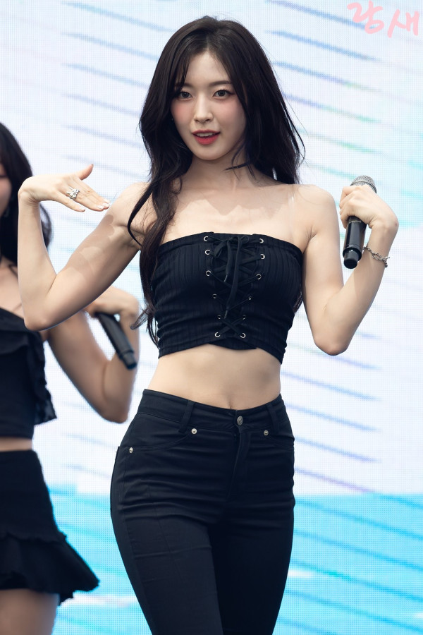 오마이걸 아린 검정 스트랩 튜브탑