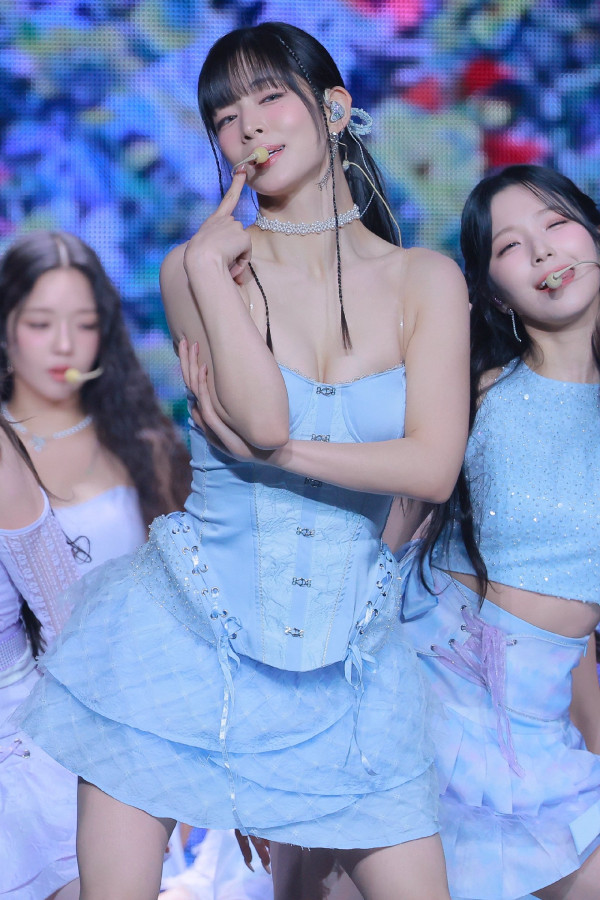 늘색 코르셋 의상 프로미스나인 이채영