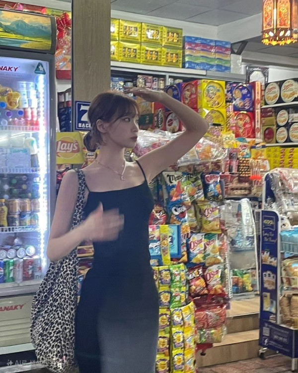 르세라핌 김채원 버버리 체크수영 몸매