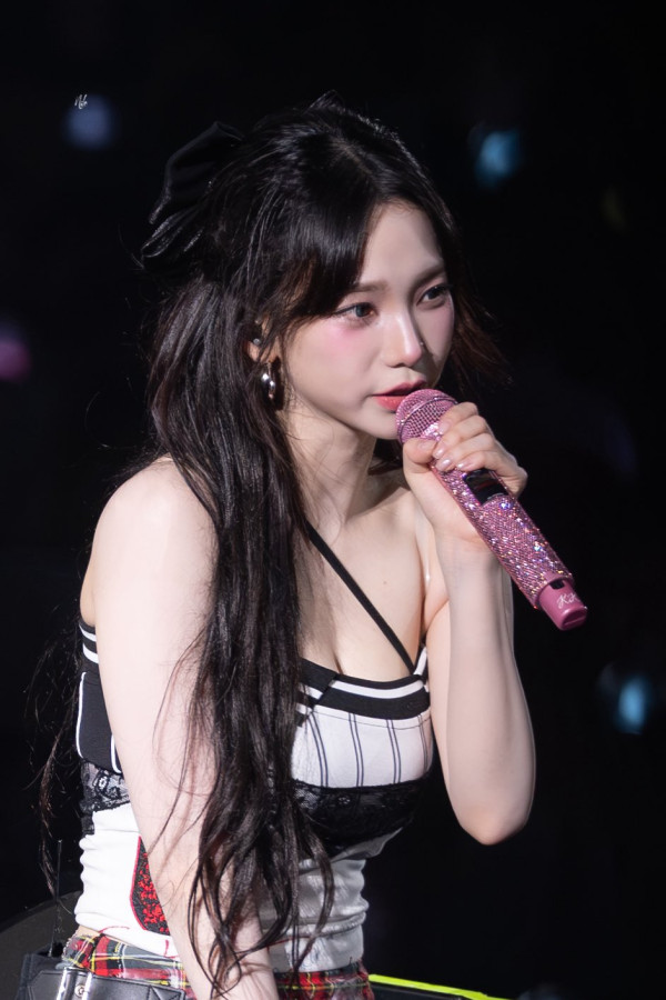 살짝 숙인 가슴골 노출 에스파 카리나