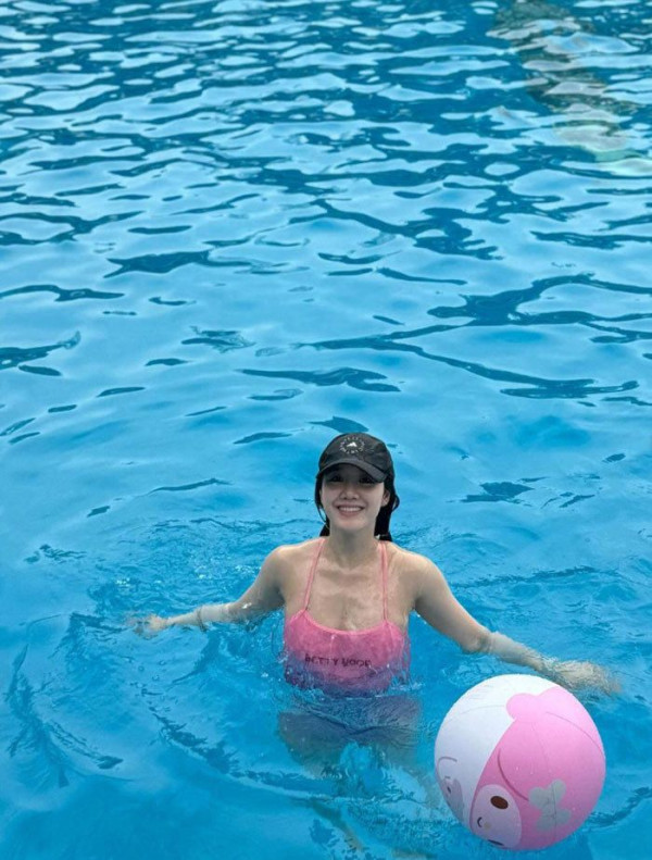 빵꾸똥꾸 진지희 핑크빛 수영복