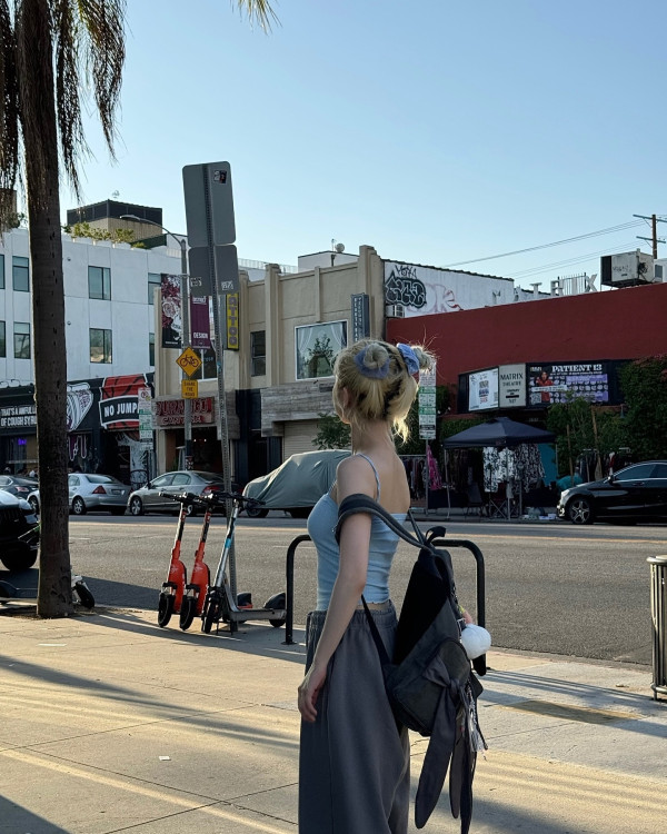 바닷가에서 하늘색 끈나시 비비지 은하