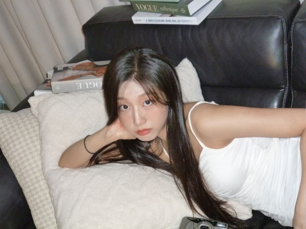 흰 끈나시 입고 쇼파에 누은 러블리즈 정예인 몸매