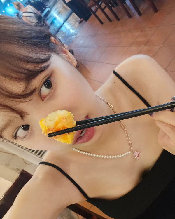 르세라핌 김채원 버버리 체크수영 몸매