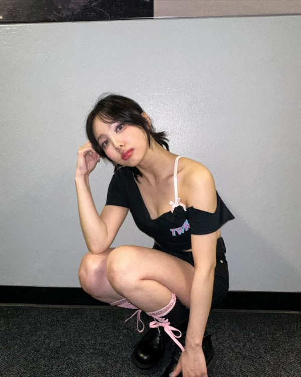 검정 원오프숄더 트와이스 나연