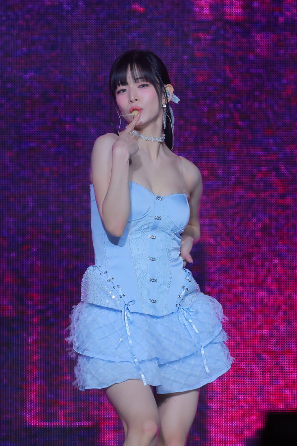 늘색 코르셋 의상 프로미스나인 이채영