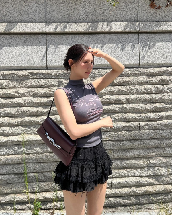 쪼그려앉은 검정초미니 아이들 미연