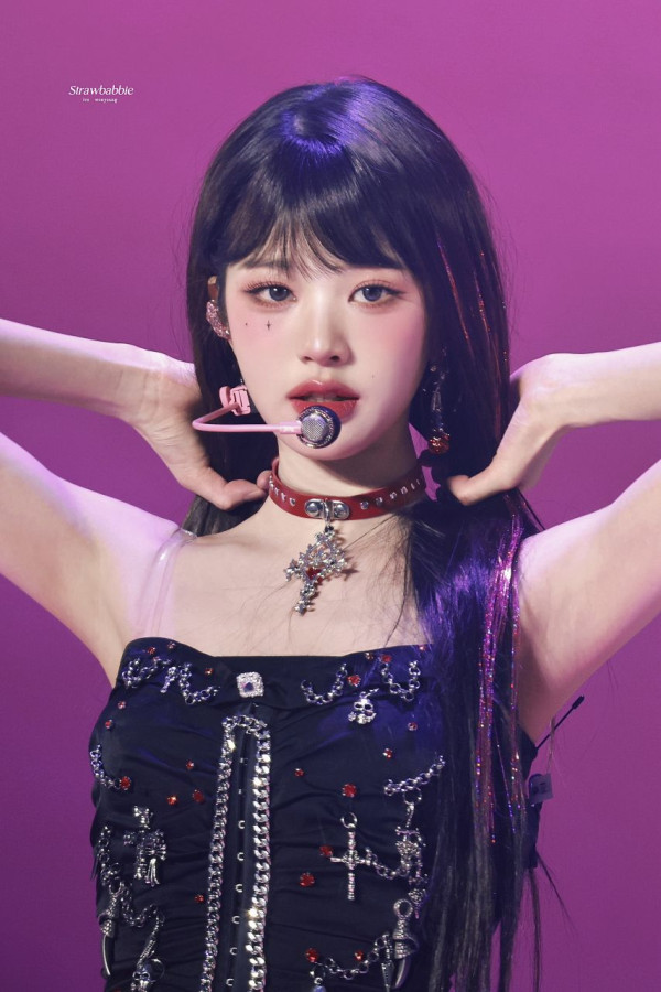 아이브 장원영 빨간 목초커 검정 란제리룩