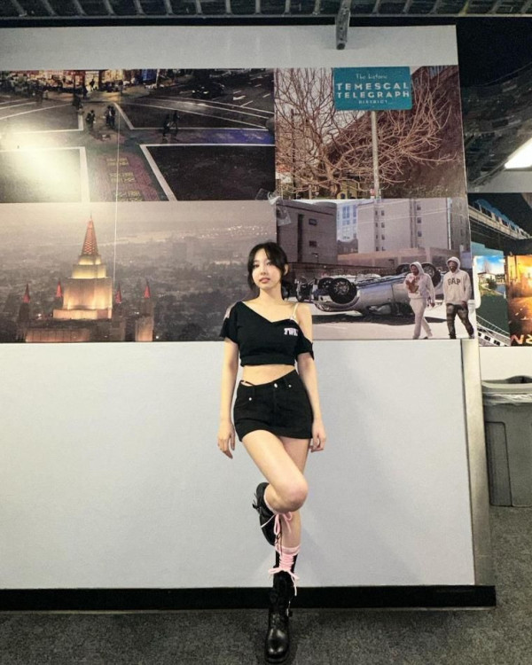 검정 원오프숄더 트와이스 나연