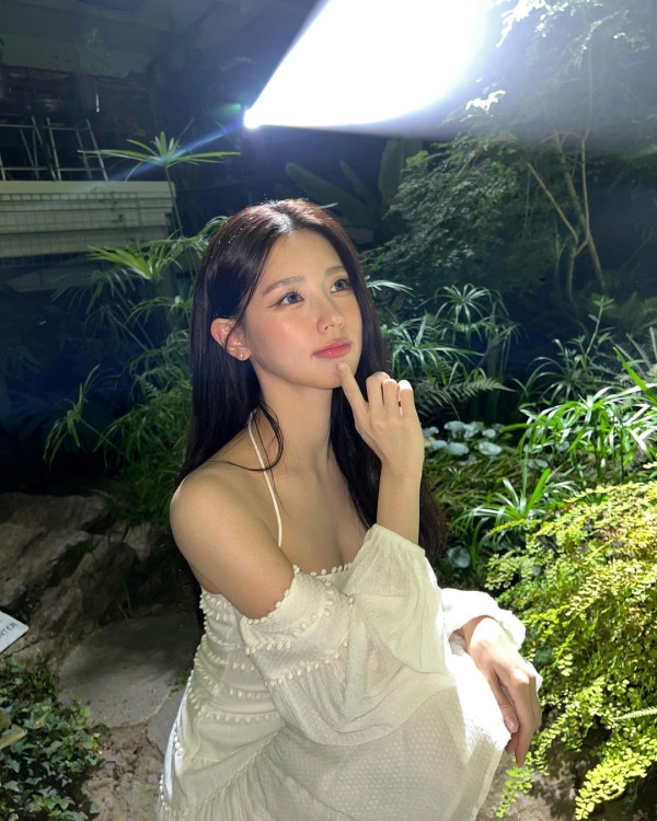 여자아이들 미연 청순한 화이트 끈원피스