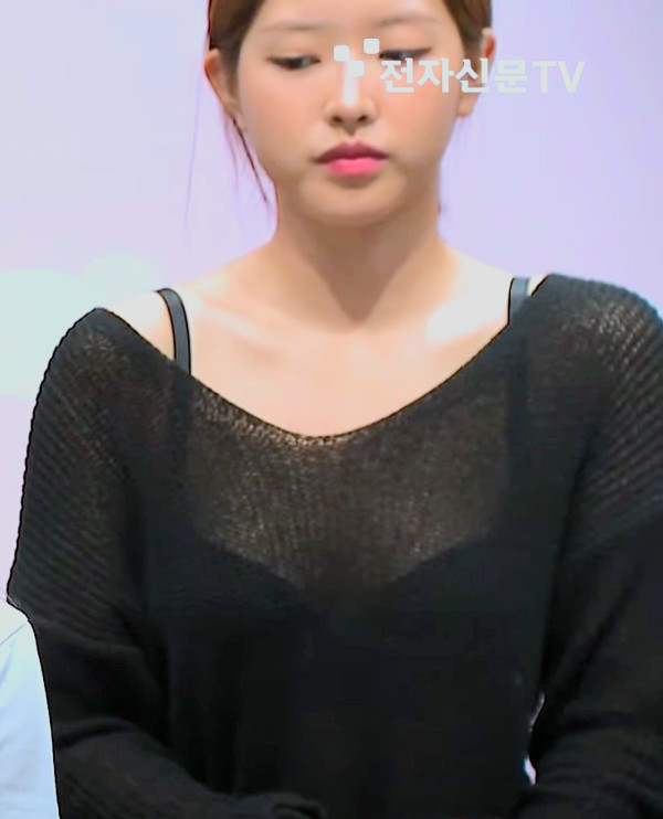 비치는 시스루 입고 인터뷰 중인 루셈블 혜주