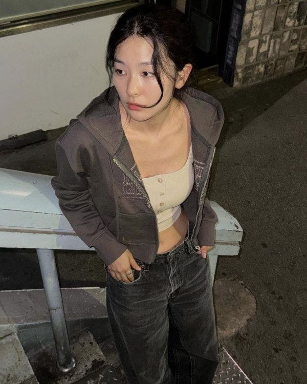 흰 끈나시 잘록한 허리배꼽 레드벨벳 슬기