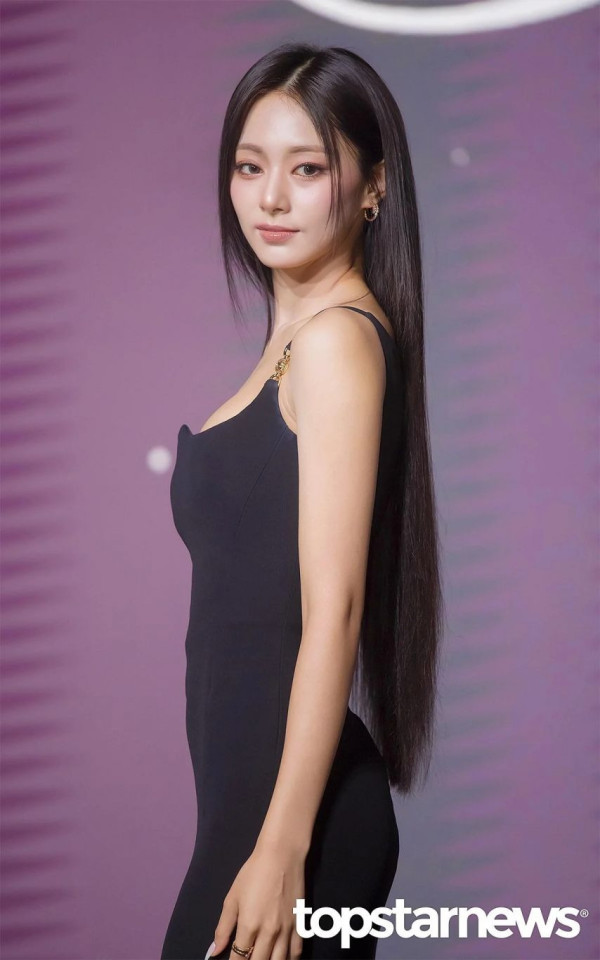 블랙드레스 입은 과감한 트와이스 쯔위