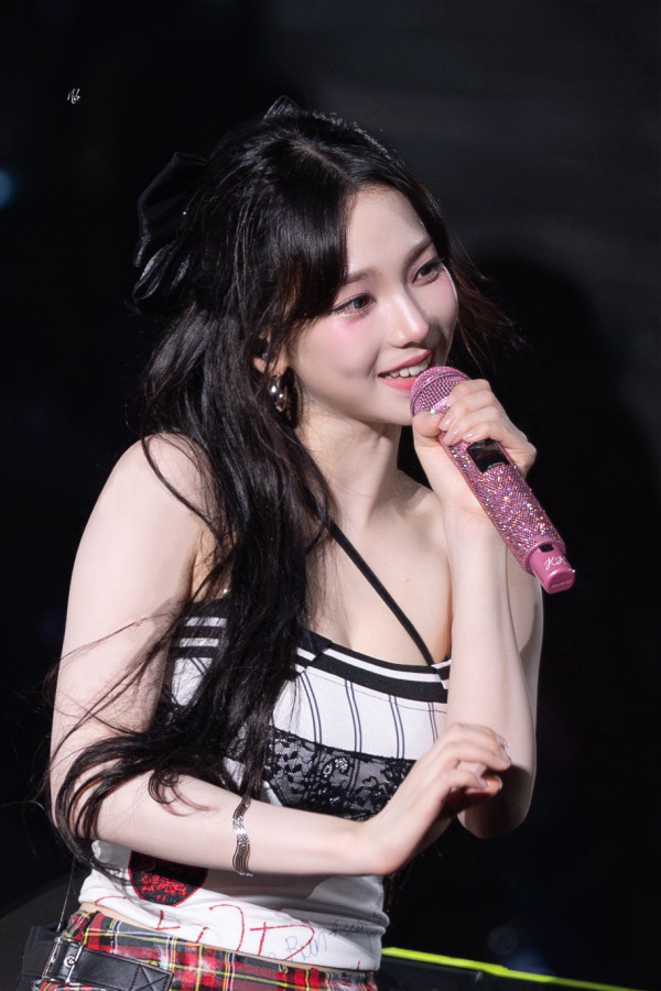 살짝 숙인 가슴골 노출 에스파 카리나