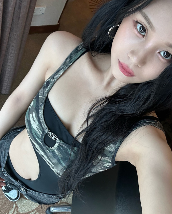검정 모노키니 수영복 입은 비비지 엄지
