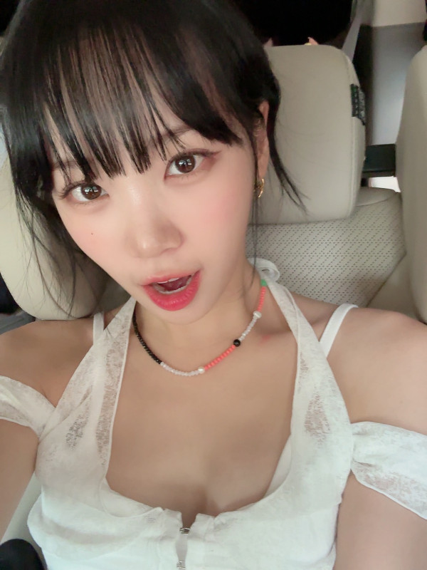 요망하게 셀카 찍는 르세라핌 김채원