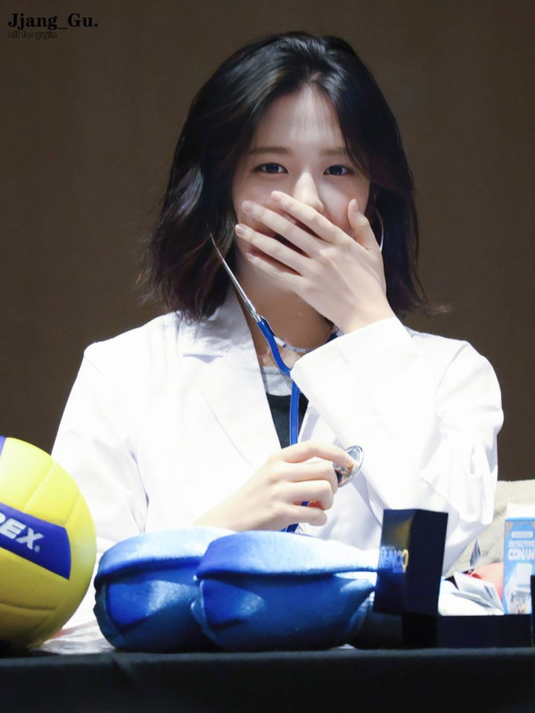 의사와 유치원생 아이브 안유진 레이