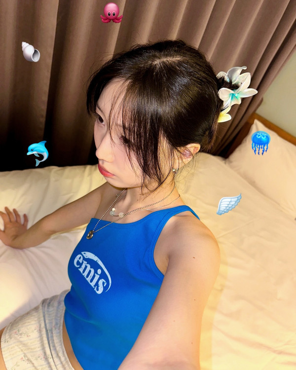 러블리즈 류수정 침대 셀카 시원한 의상