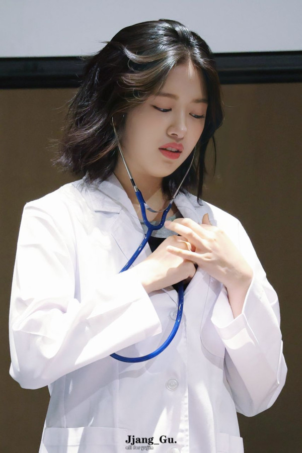 의사와 유치원생 아이브 안유진 레이