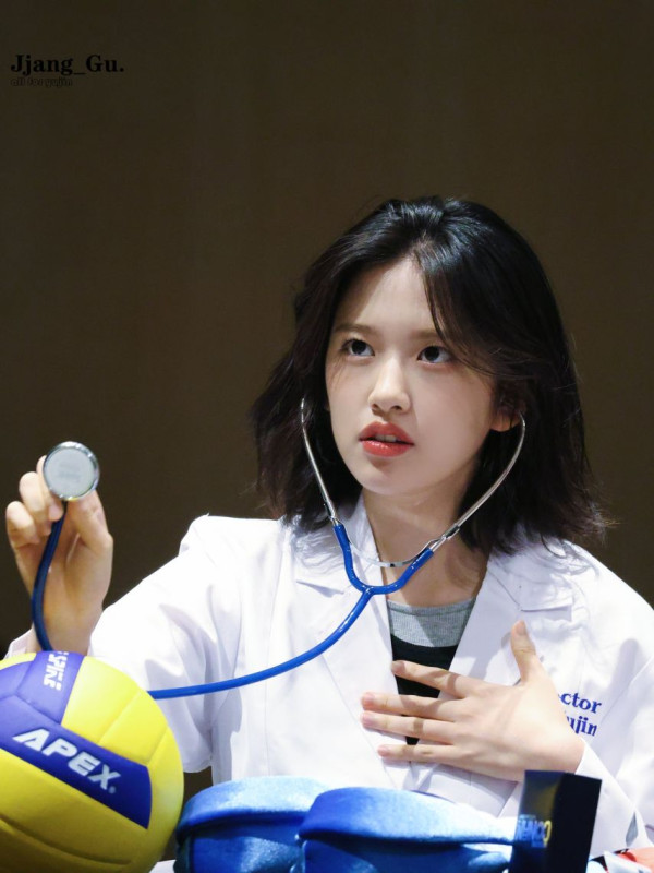 의사와 유치원생 아이브 안유진 레이