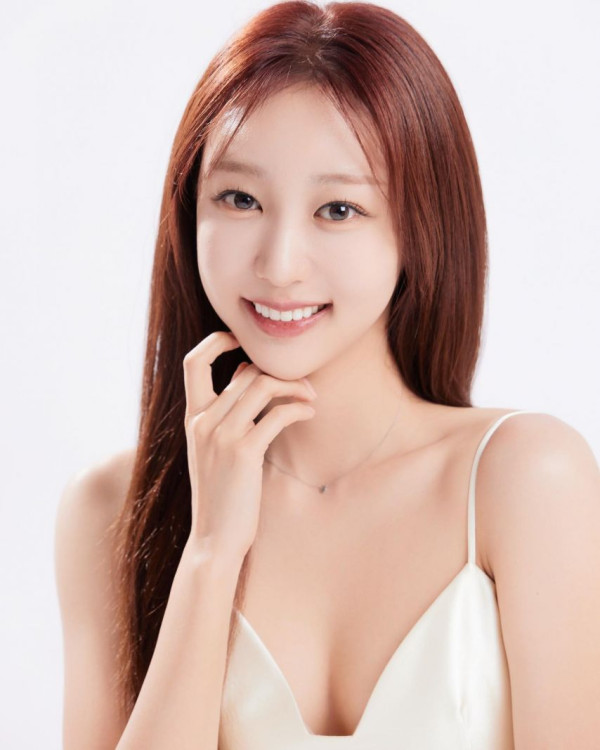 박지영 아나운서 하얀 끈슬립 원피스