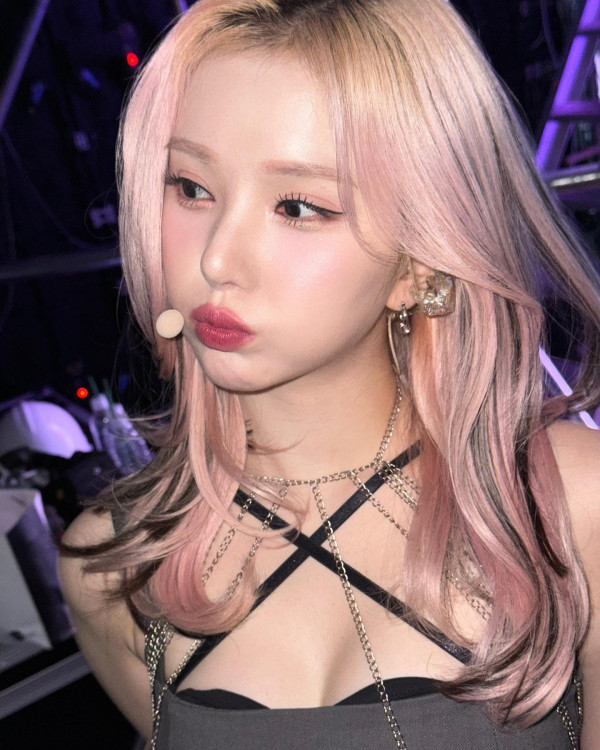 비비지 은하 X자 홀터넥 의상