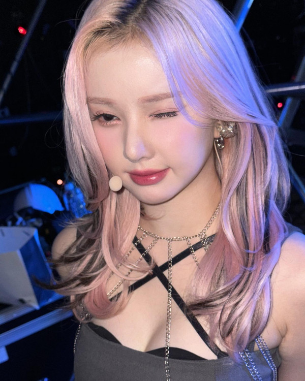 비비지 은하 X자 홀터넥 의상