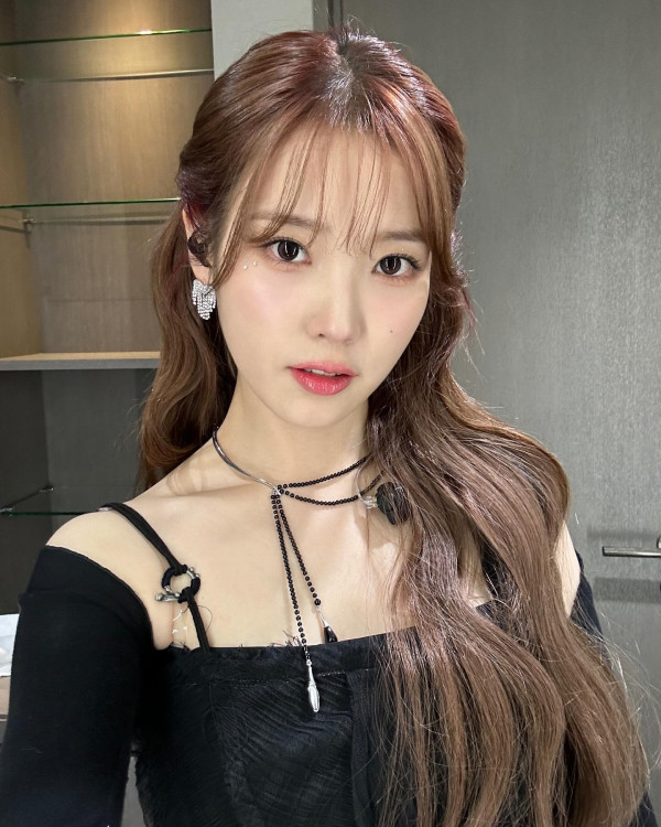 복부를 드러낸 블랙원피스 섹시한 대기실의 아이유