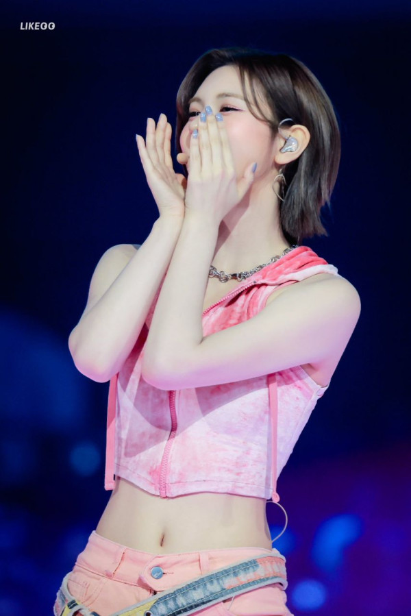 핑크색 민소매 후드티 엔믹스 배이