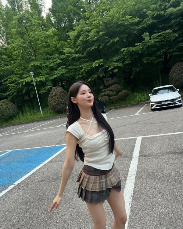 X자 홀터넥 원피스 입고 지나가는 아이들 미연