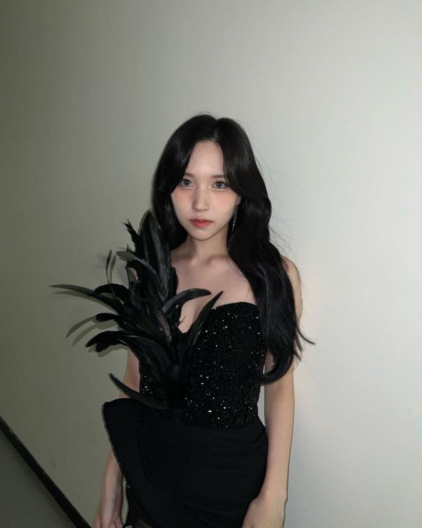 트와이스 미나 블랙오프숄더 의상