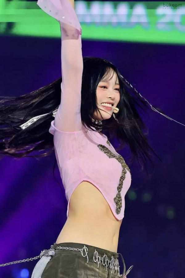 뉴진스 팜하니 허리 라인