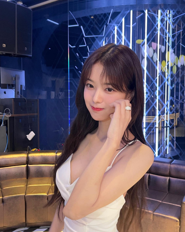 배우 노정의 깊게 파인 화이트 끈드레스