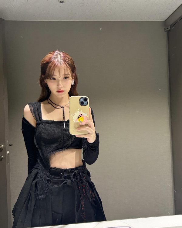 복부를 드러낸 블랙원피스 섹시한 대기실의 아이유