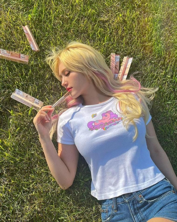 흰 티셔츠를 입고 잔디밭에 누은 전소미