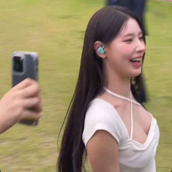 X자 홀터넥 원피스 입고 지나가는 아이들 미연