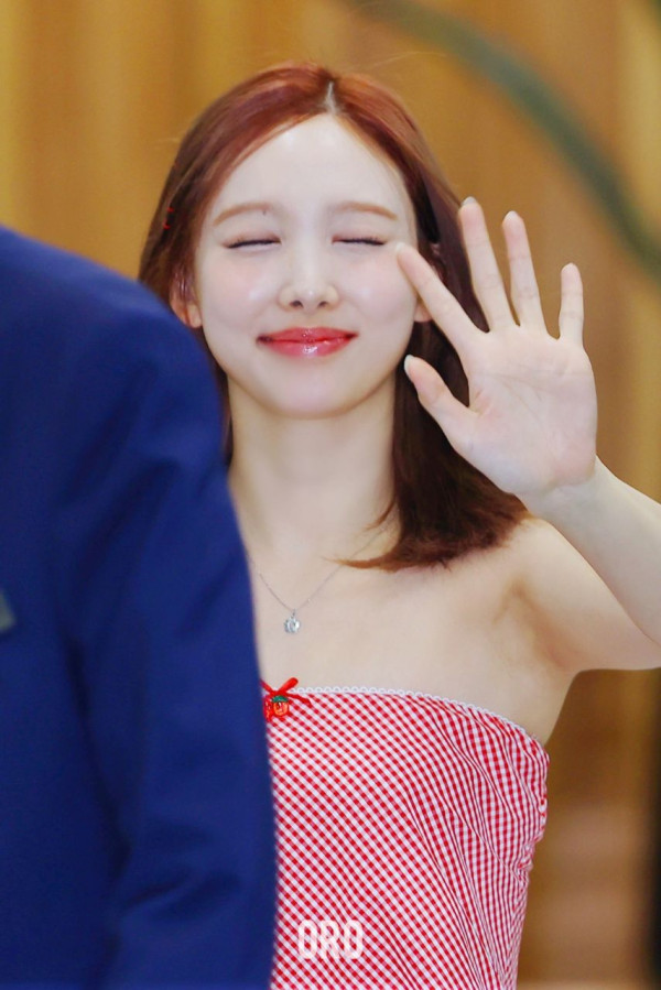 빨간 오프숄더  트와이스 나연