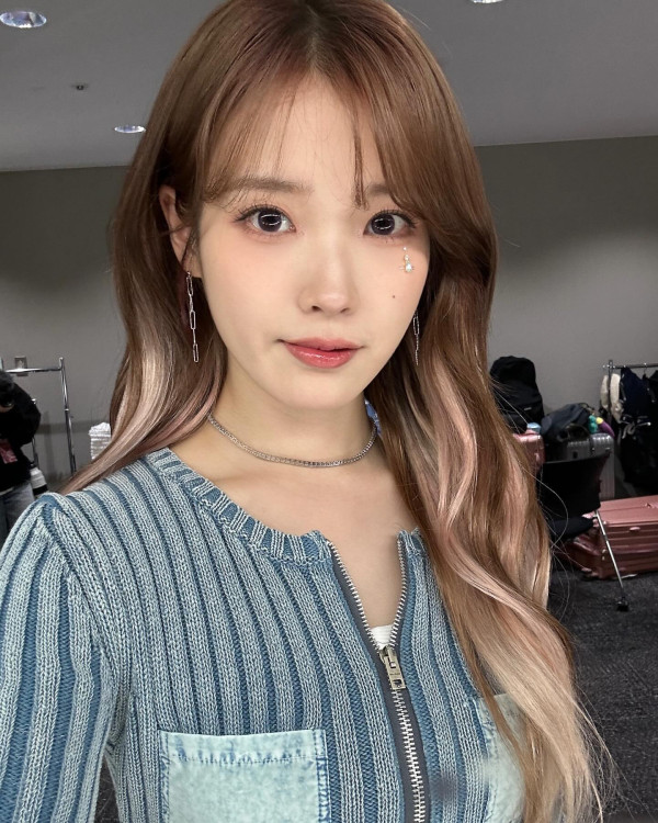 복부를 드러낸 블랙원피스 섹시한 대기실의 아이유