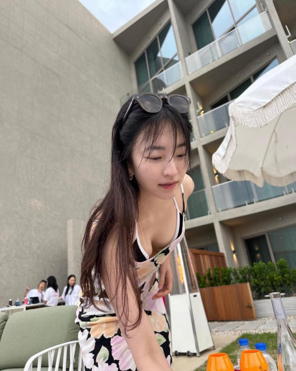 배우 지이수 수영장에서 검정 끈비키니