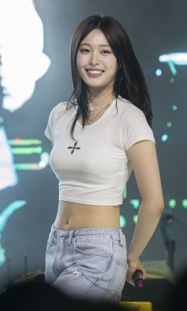 허리배꼽을 드러낸 위클리 조아