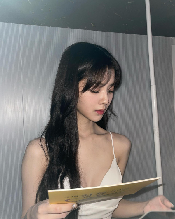 배우 노정의 깊게 파인 화이트 끈드레스