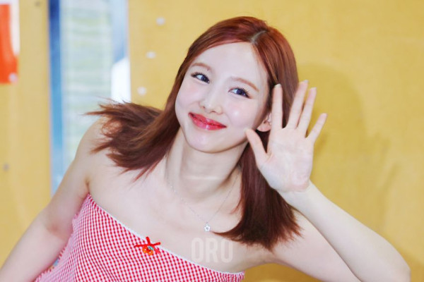 빨간 오프숄더  트와이스 나연