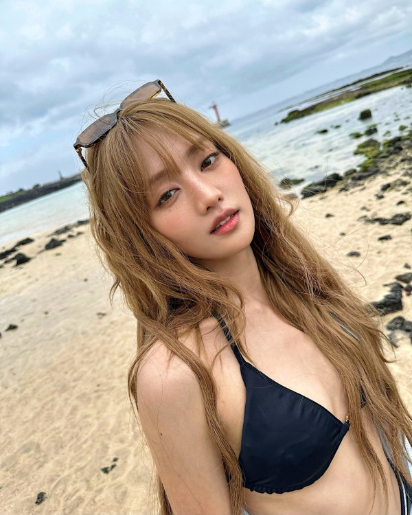 과감한 (여자)아이들 민니 바닷가에서 끈비키니 몸매