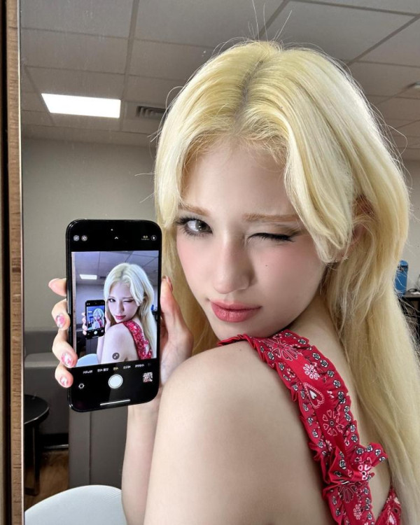 흰 티셔츠를 입고 잔디밭에 누은 전소미