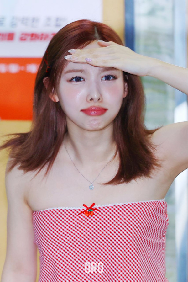 빨간 오프숄더  트와이스 나연